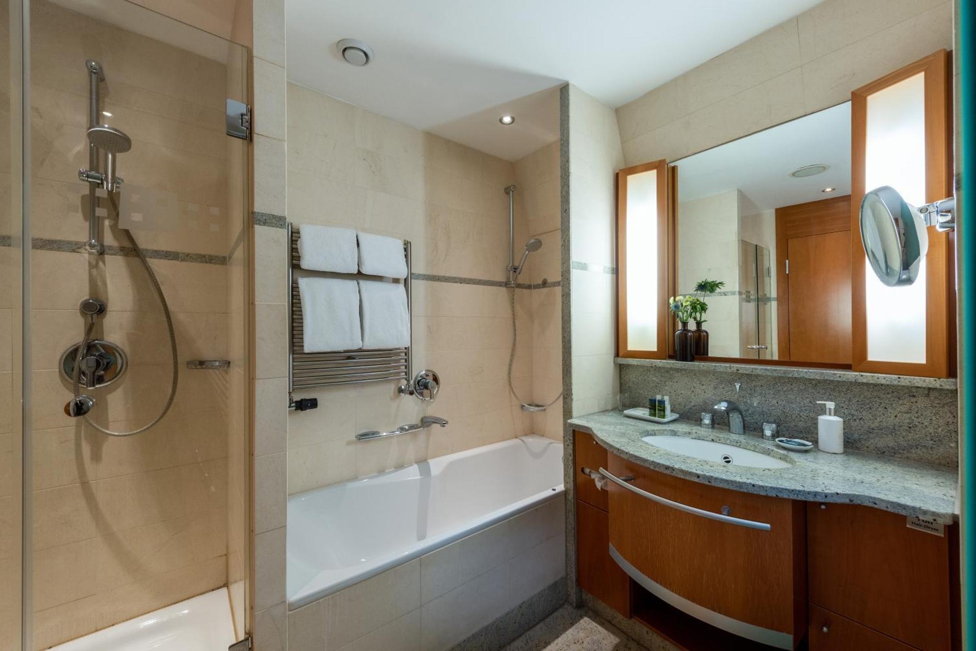 Precise Resort Bad Saarow Phòng bức ảnh A bathroom with a shower and a bathtub