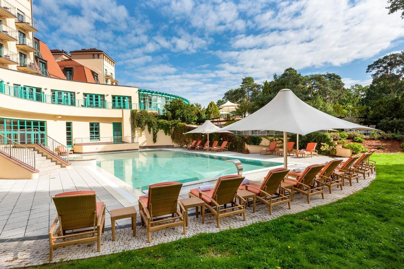 Precise Resort Bad Saarow Ngoại thất bức ảnh The outdoor pool at the Hotel de la Plage